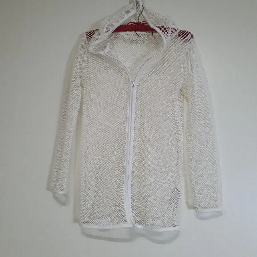 수영복 위에 또는 나시티 위에 망사점퍼