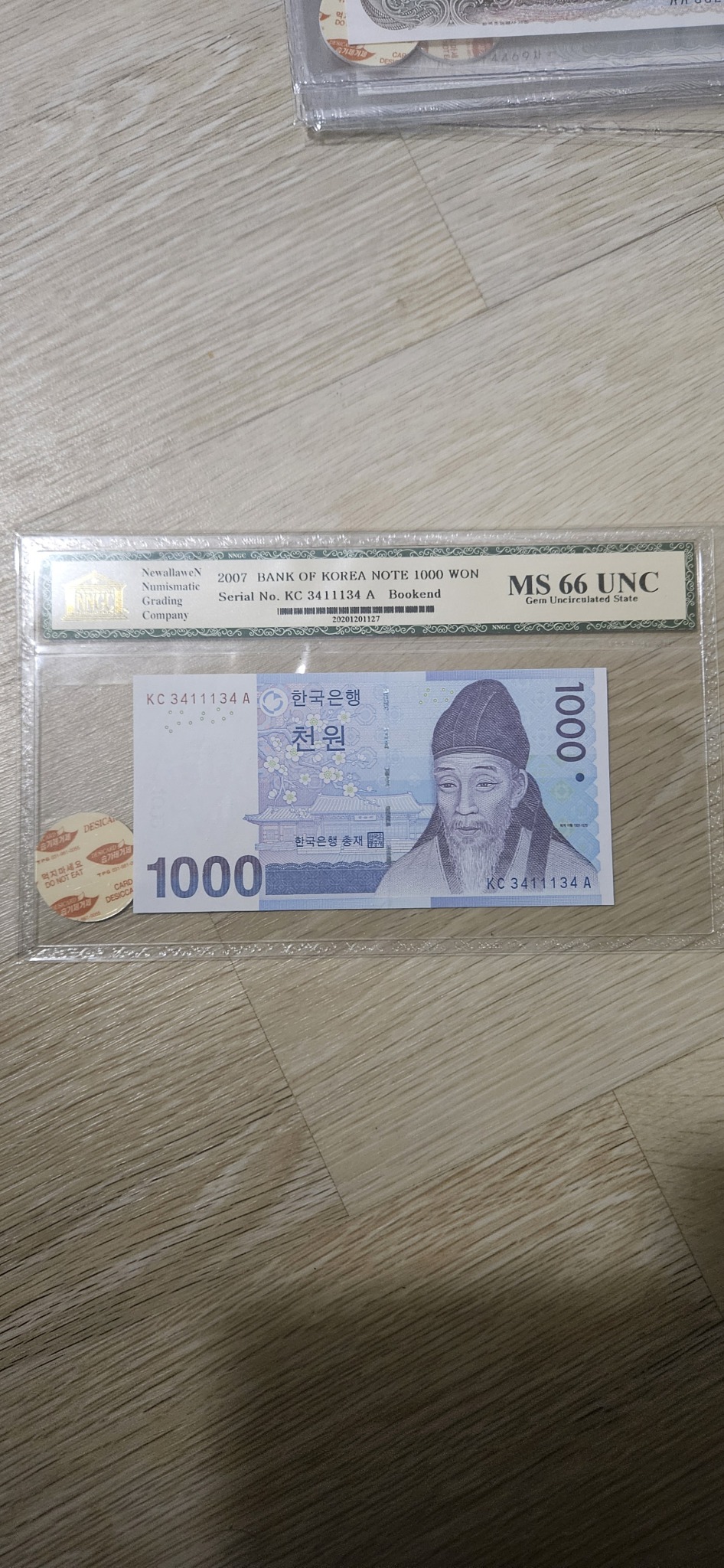 3차천원 북앤드번호 NNGC 66등급 팝니다