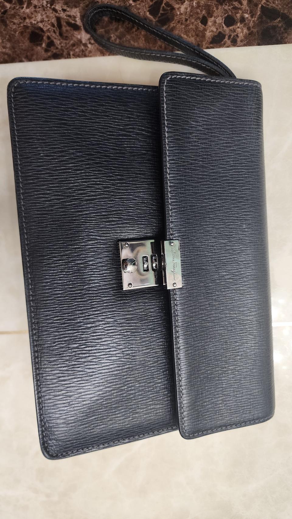 페라가모 맨즈백 팝니다.