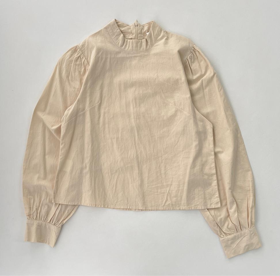 모트넥 퍼프 블라우스