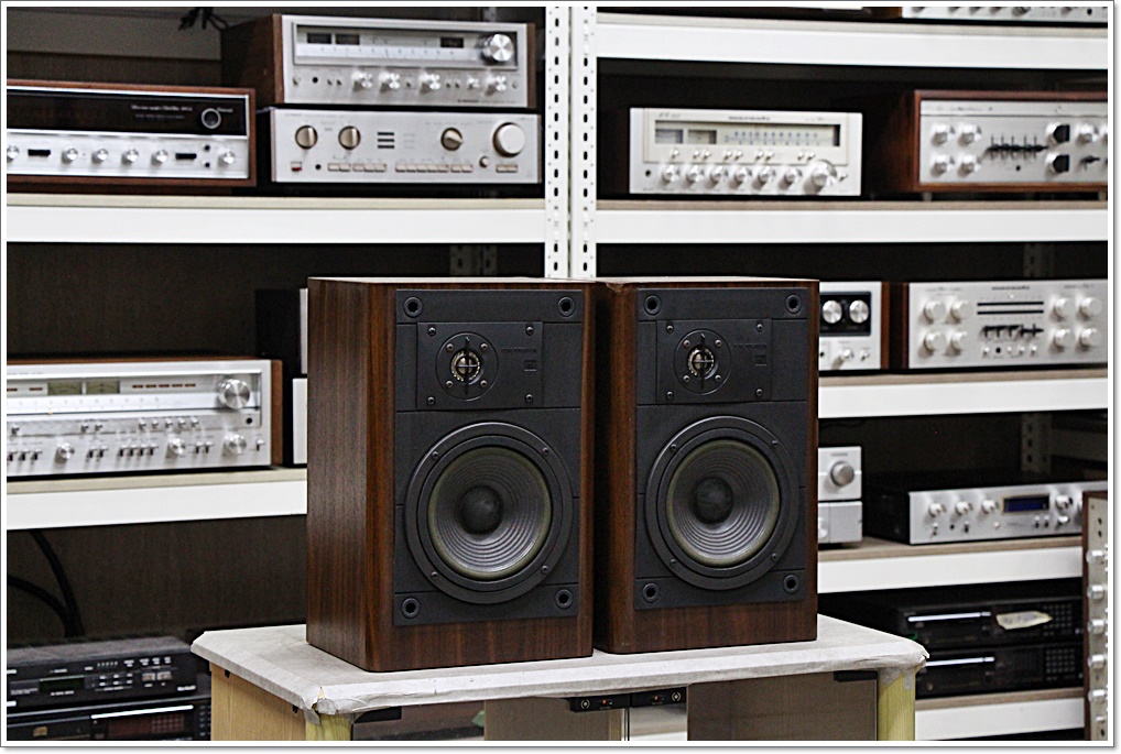 JBL(미국) A급 라우드 북쉘프 스피커 모델 LX22