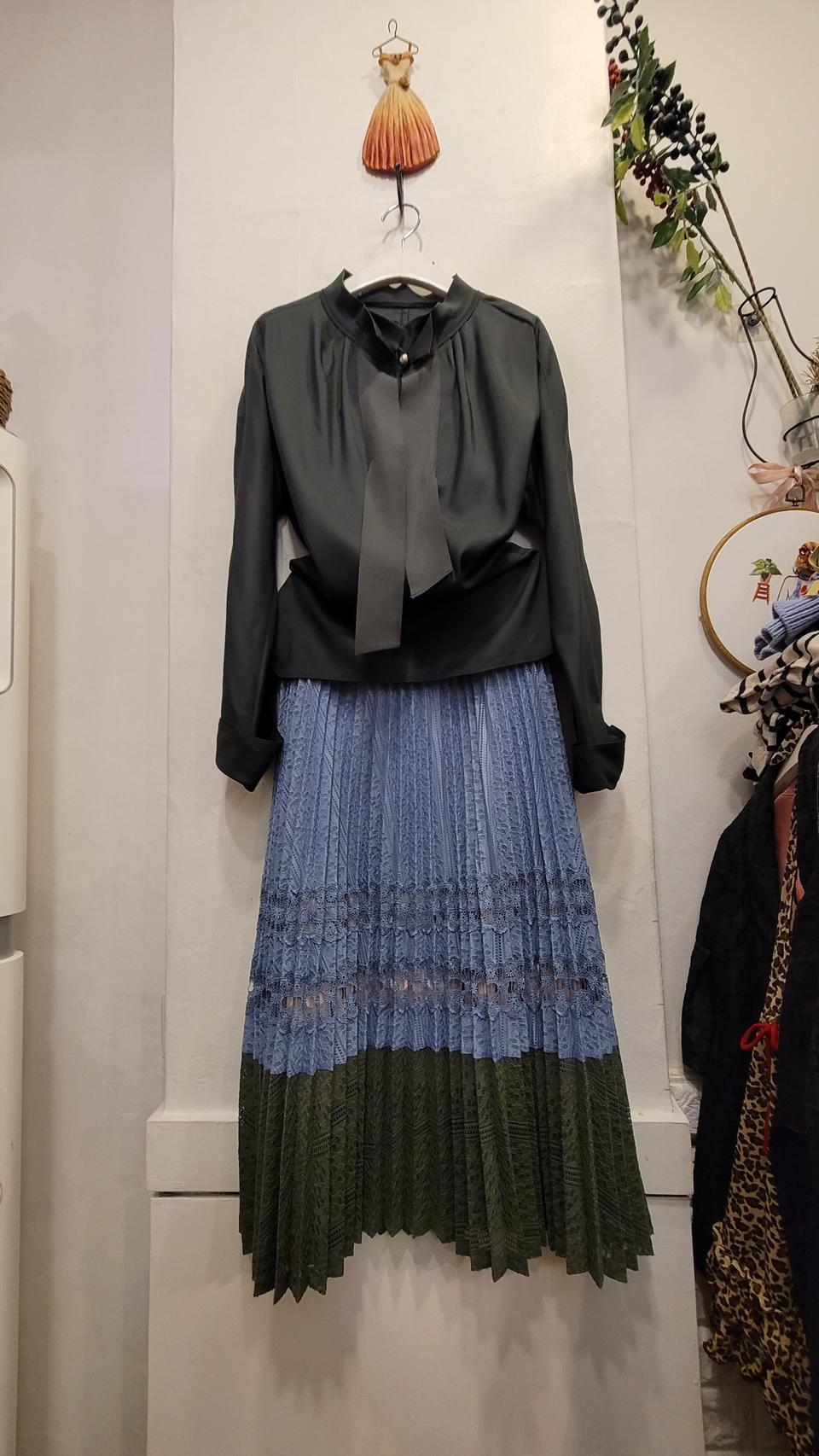 마인 울실크 블라우스. 듀엘 스커트