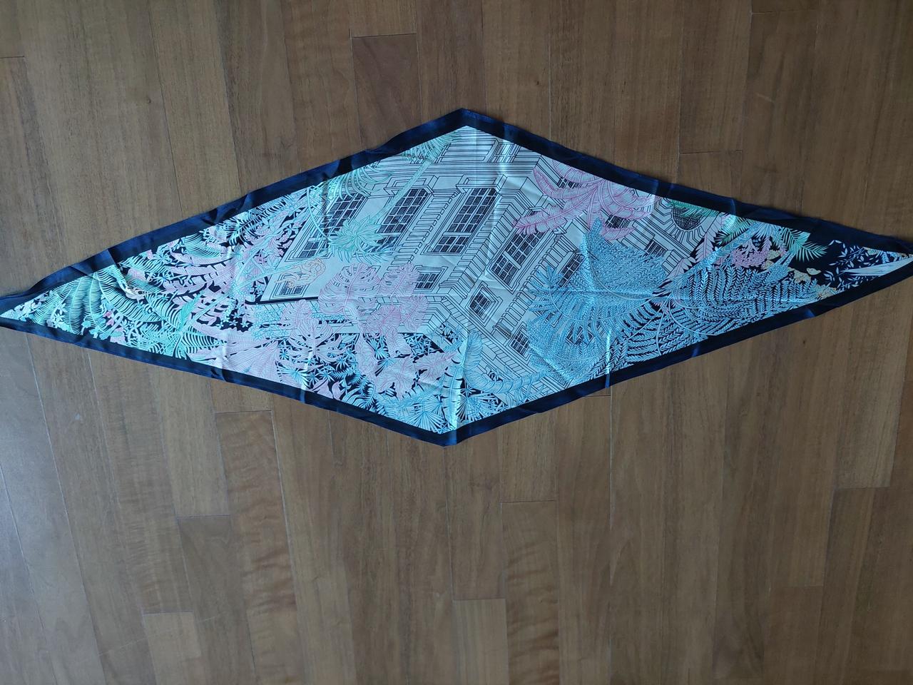 미착용 세루티 실크 스카프