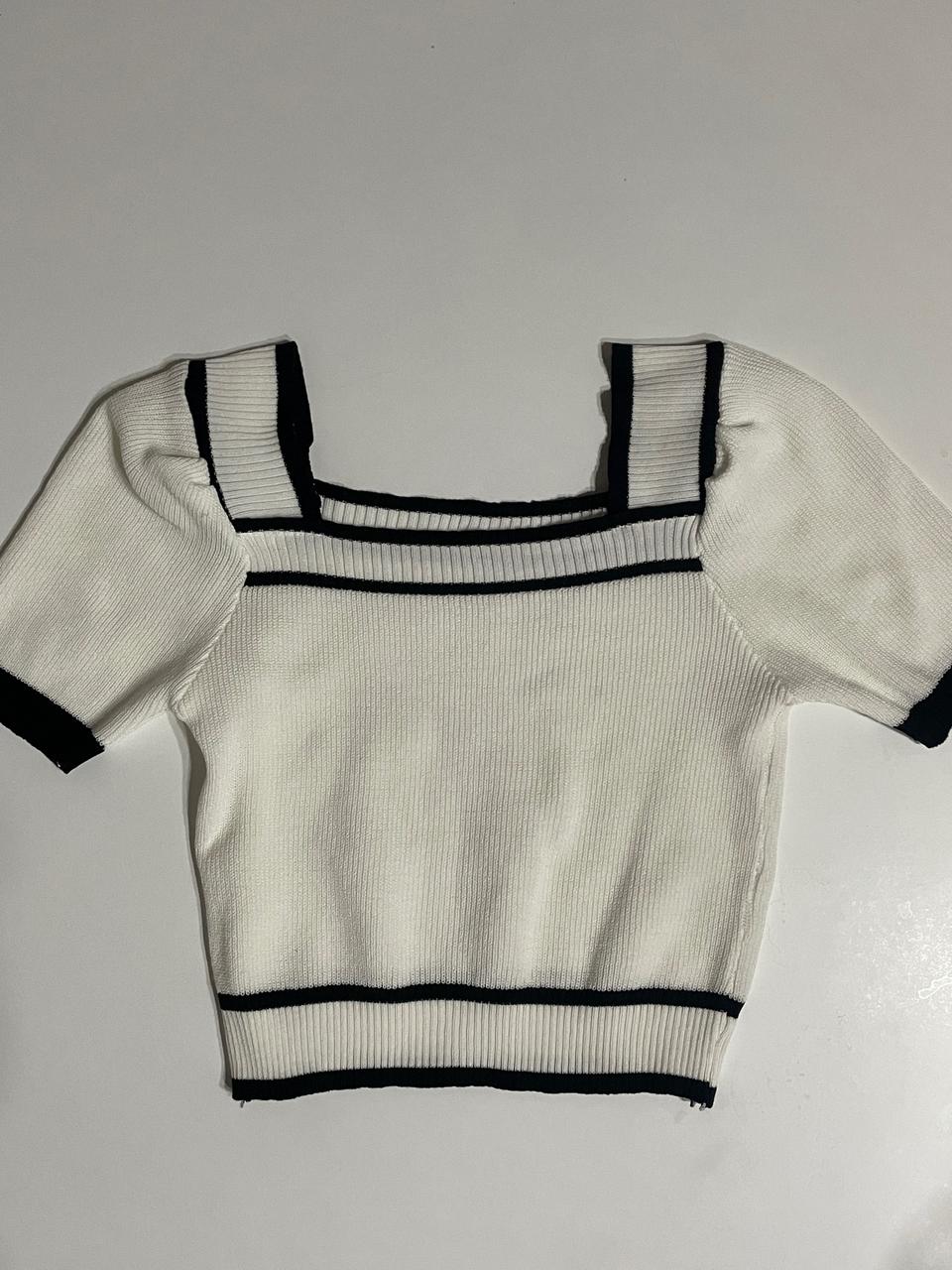 여성 스퀘어넥 니트