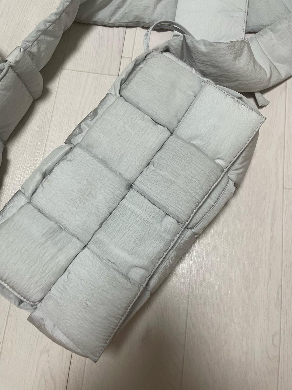 보테가베네타 패딩 카세트백