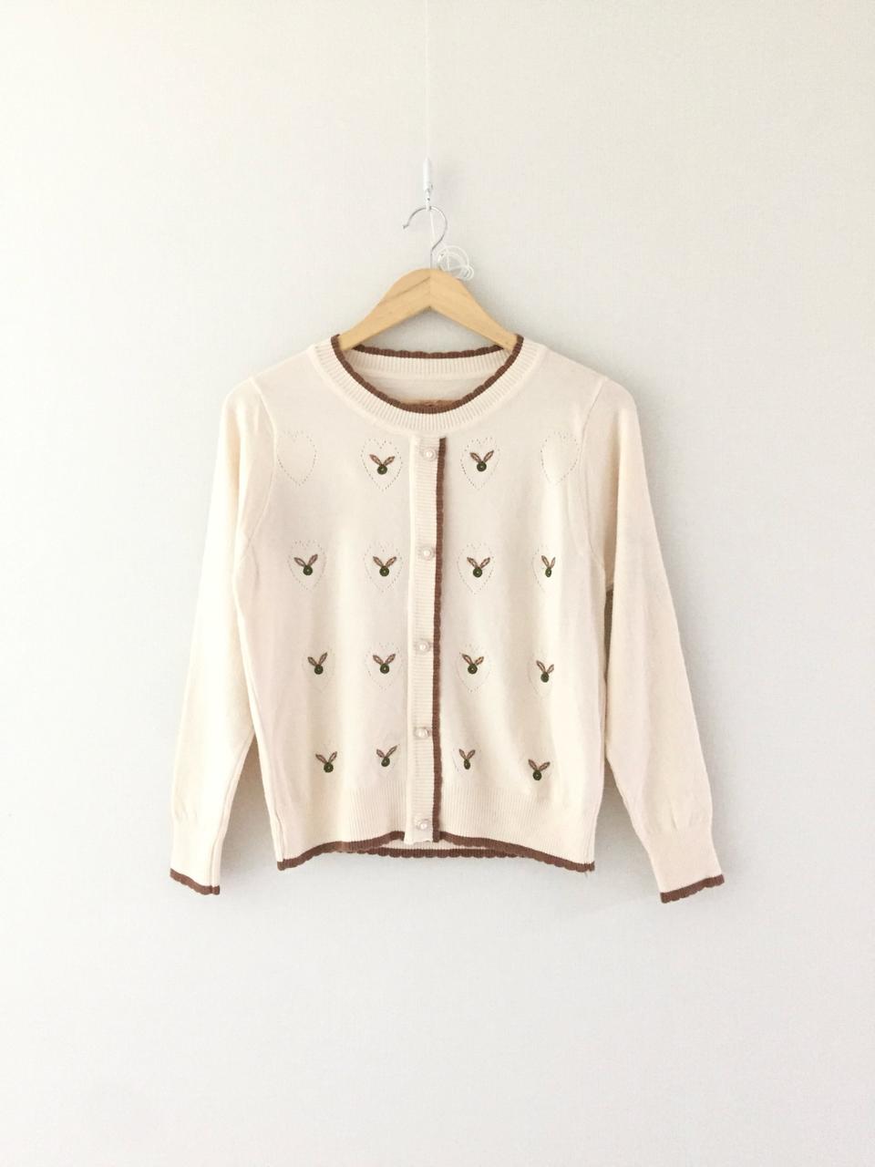 (새) 크림 하트 펀칭 자수 니트