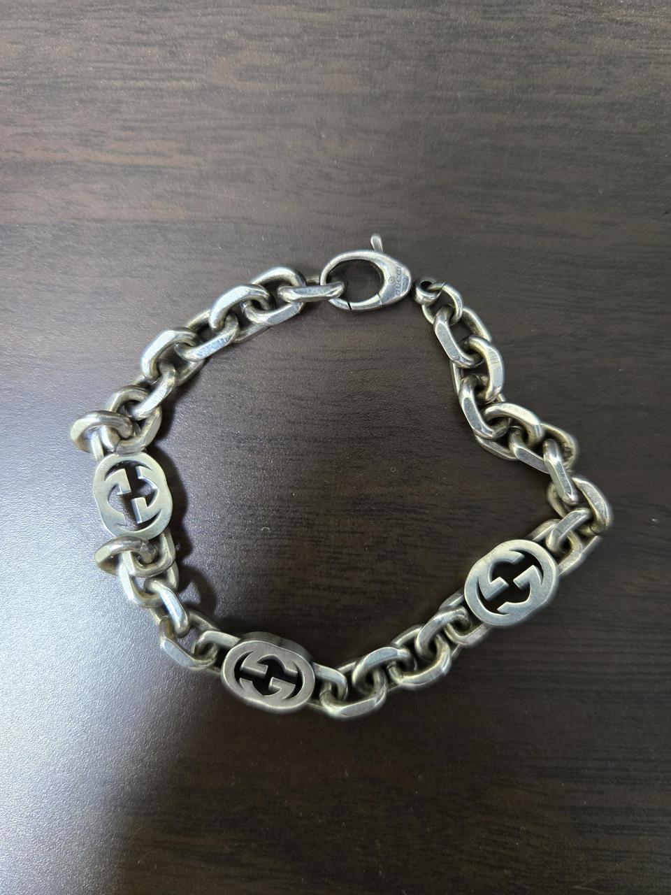 구찌 인터로킹 G 디테일의 실버 팔찌 20호
