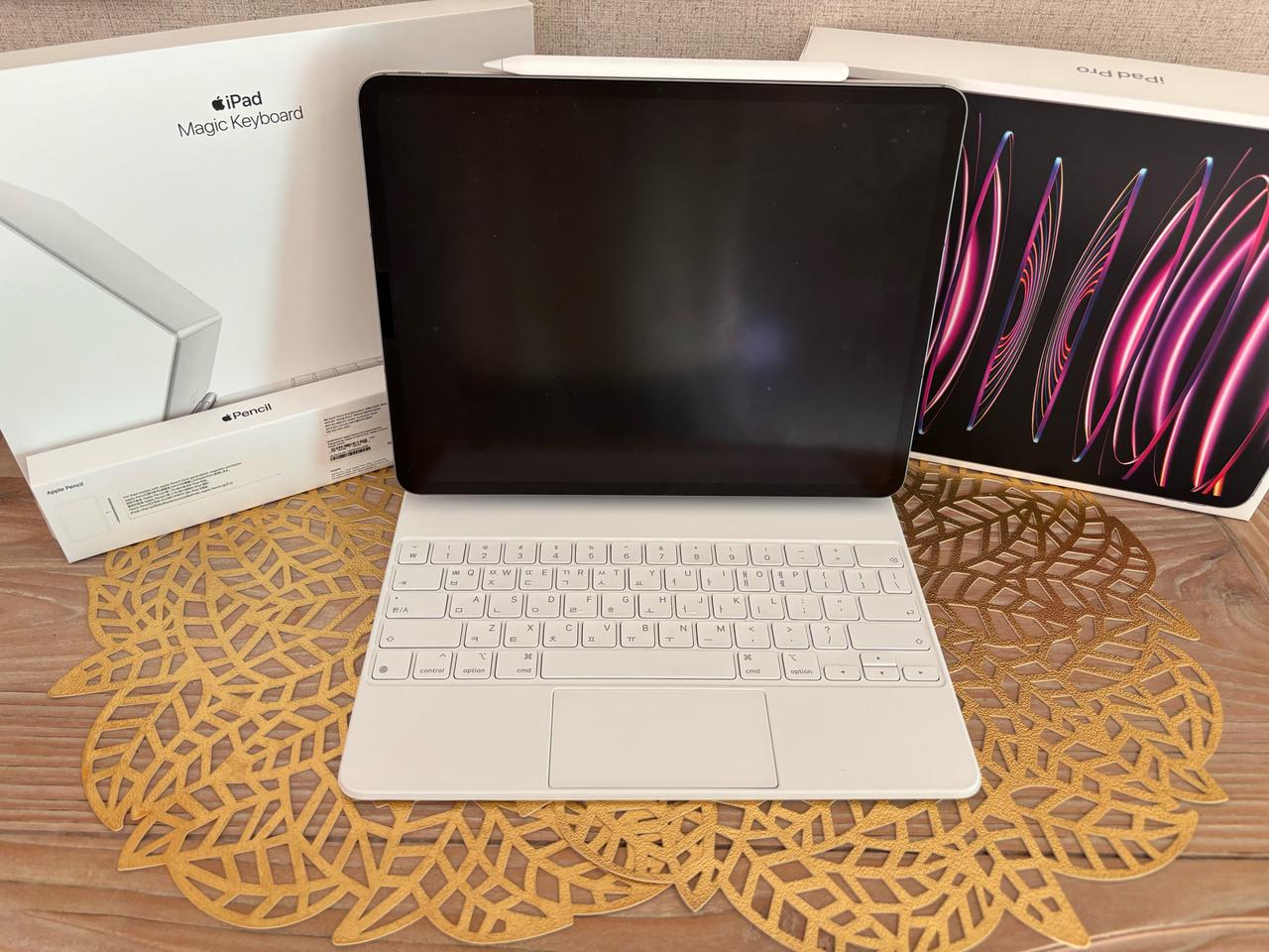 아이패드프로 6세대 12.9 + 매직키보드(화이트) + 2세대 애플펜슬
