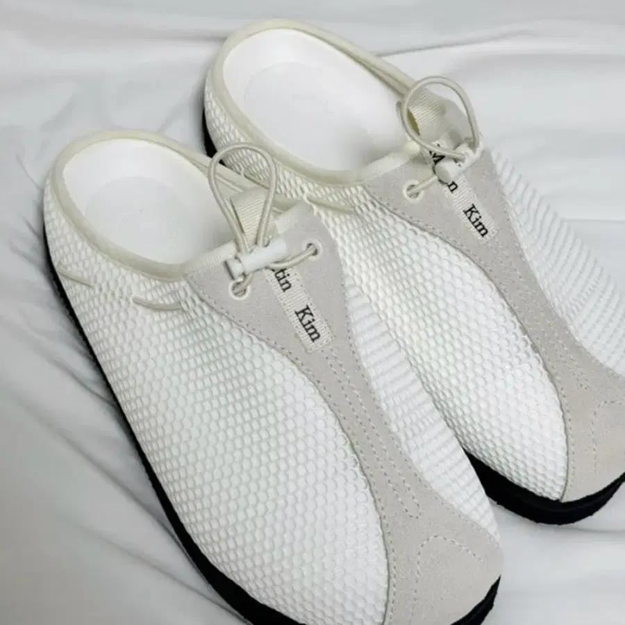 [새상품] 마뗑킴 메쉬 라운드 블로퍼 - 화이트 240