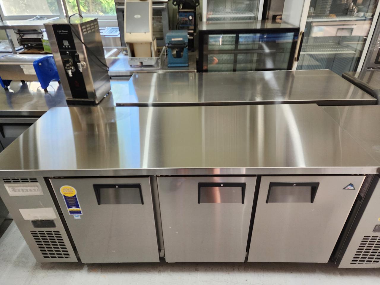 부성 1800테이블 냉장고 간냉식 판매 합니다