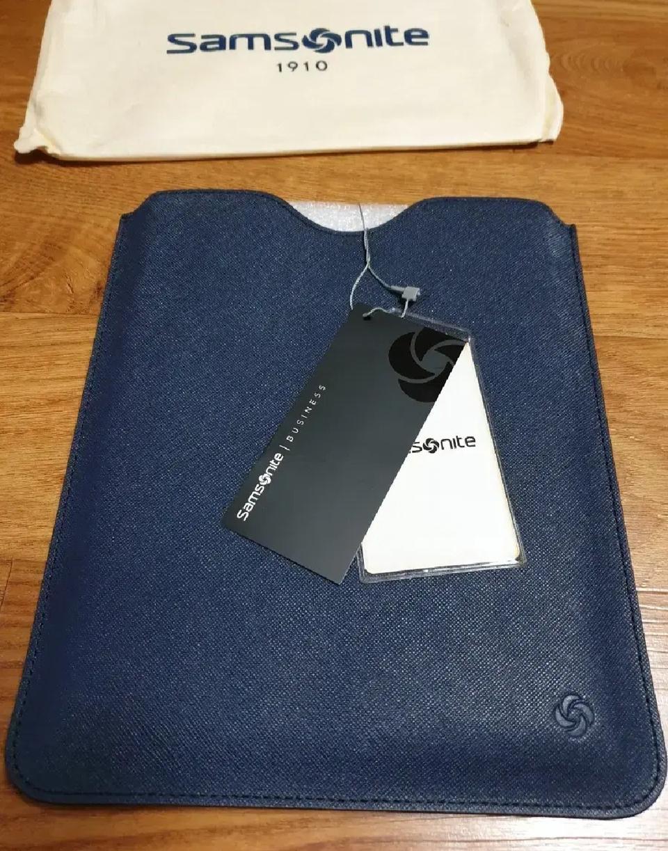 새상품- 쌤소나이트 태블릿 가죽 파우치