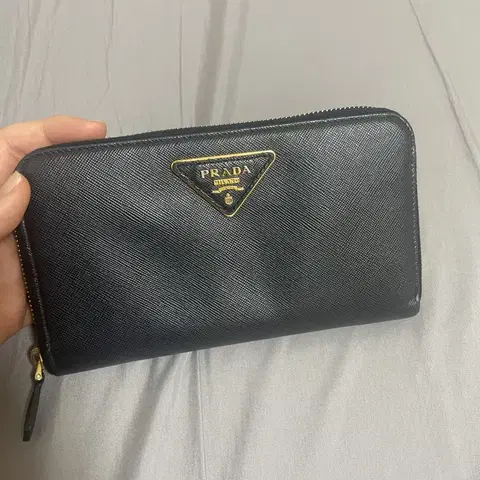 프라다 메탈로고 지퍼 장지갑