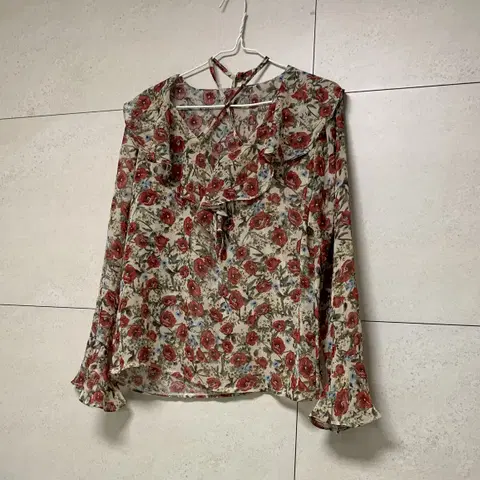 갠쇼 페미닌 플라워 프릴 블라우스(끈 크로스 가능)