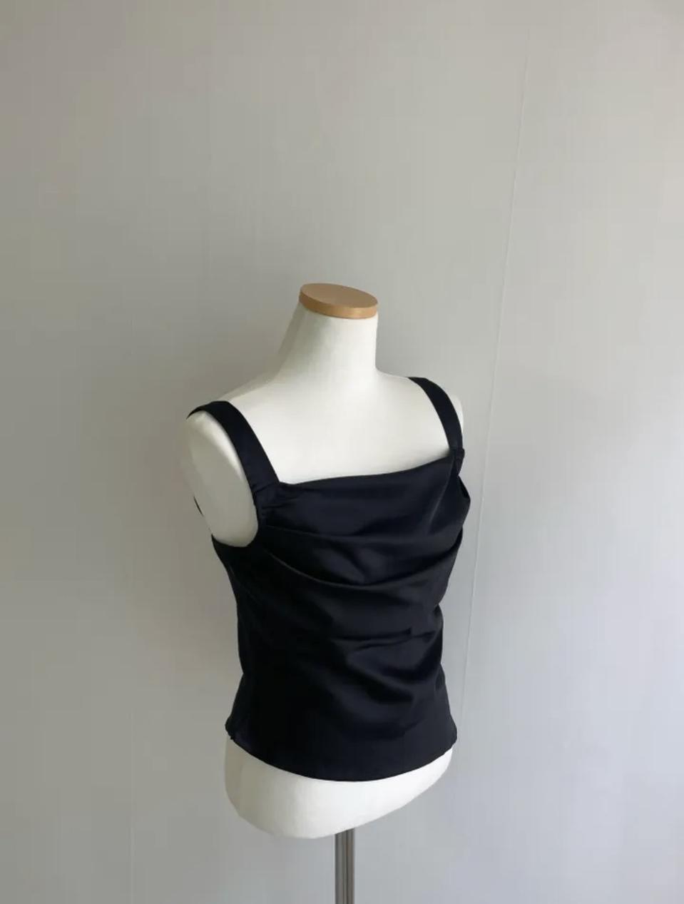 [새상품] 셔링 새틴 핀턱 블라우스 언발 뷔스티에