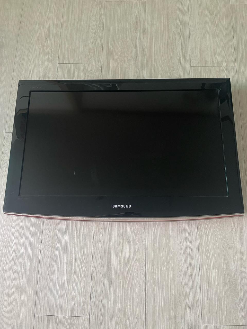 삼성 32인치 벽걸이 TV