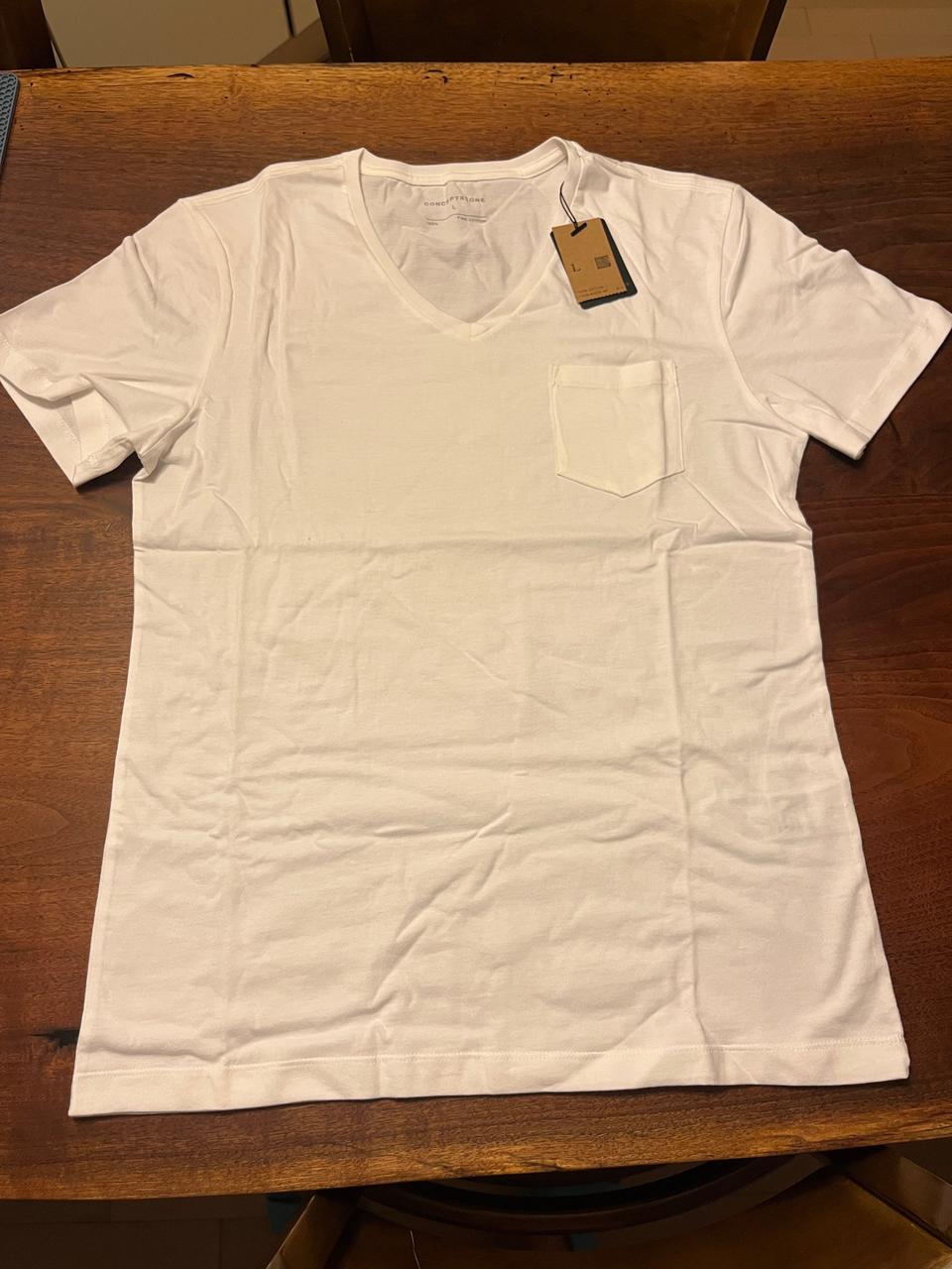 컨셉트 원(Concept One) 브이넥 흰색 면티