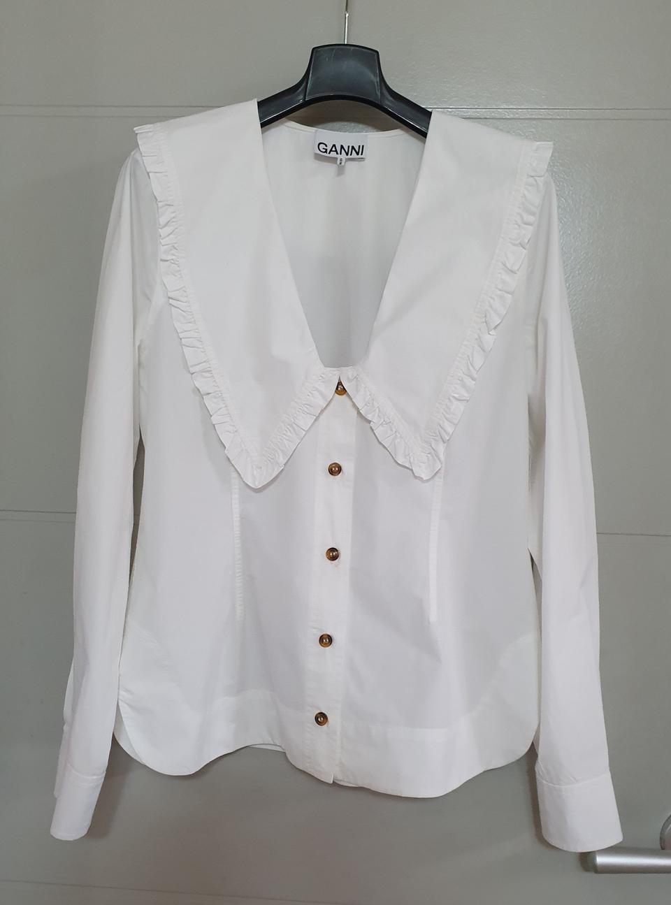 GANNI 블라우스.
