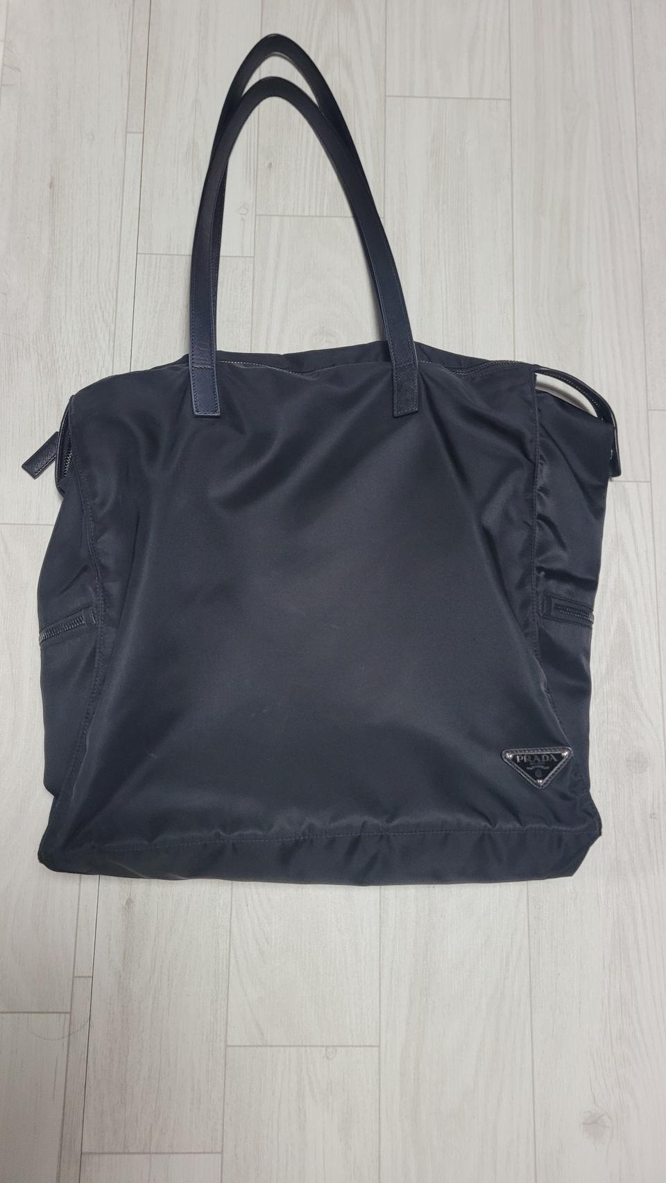 프라다 나일론 삼각로고 쇼퍼백 입니다노트북이나 물건 많을때 멋스럽게 좋