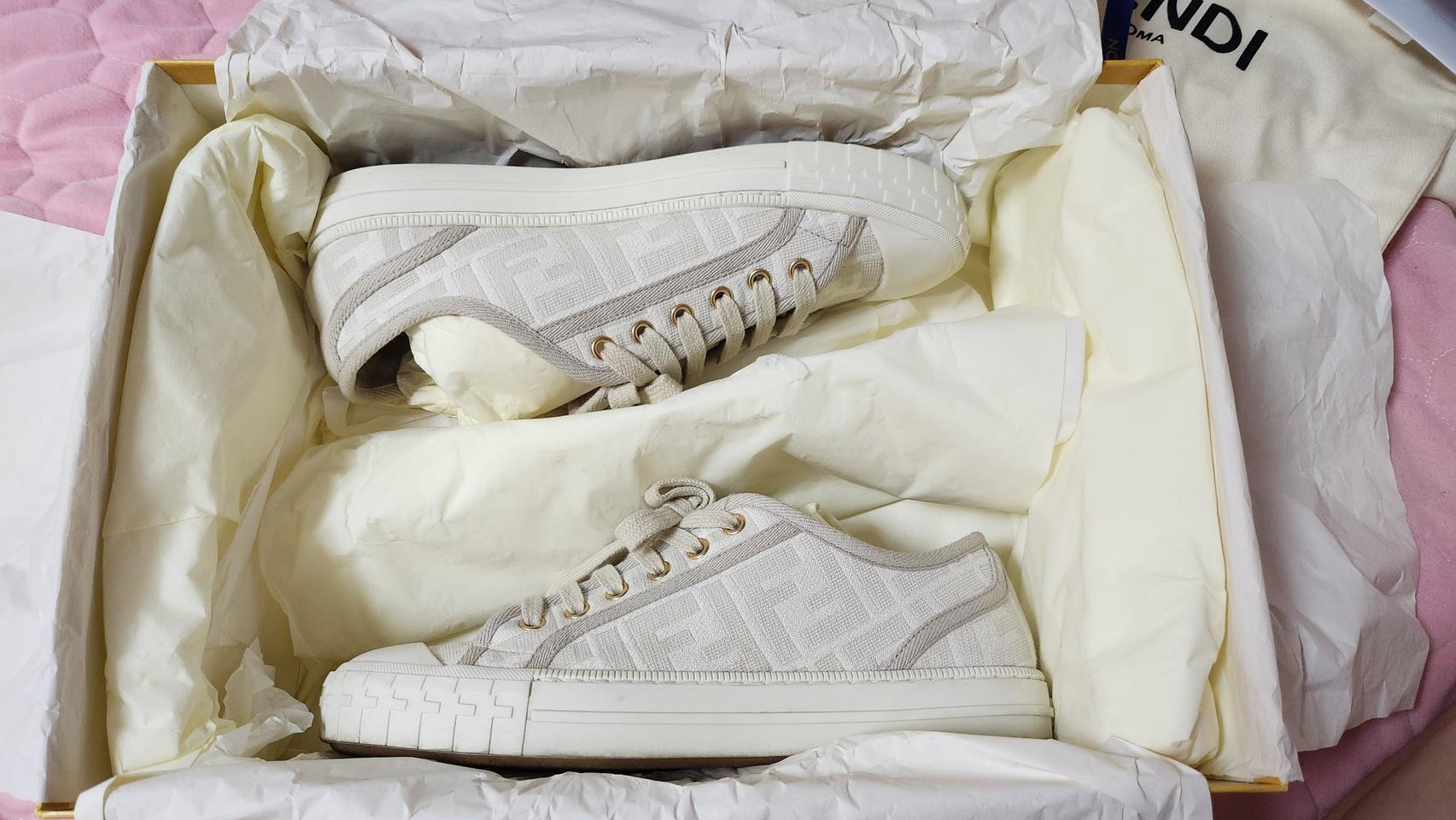 러블리한 펜디 스니커즈 240 신발 (상태A급)