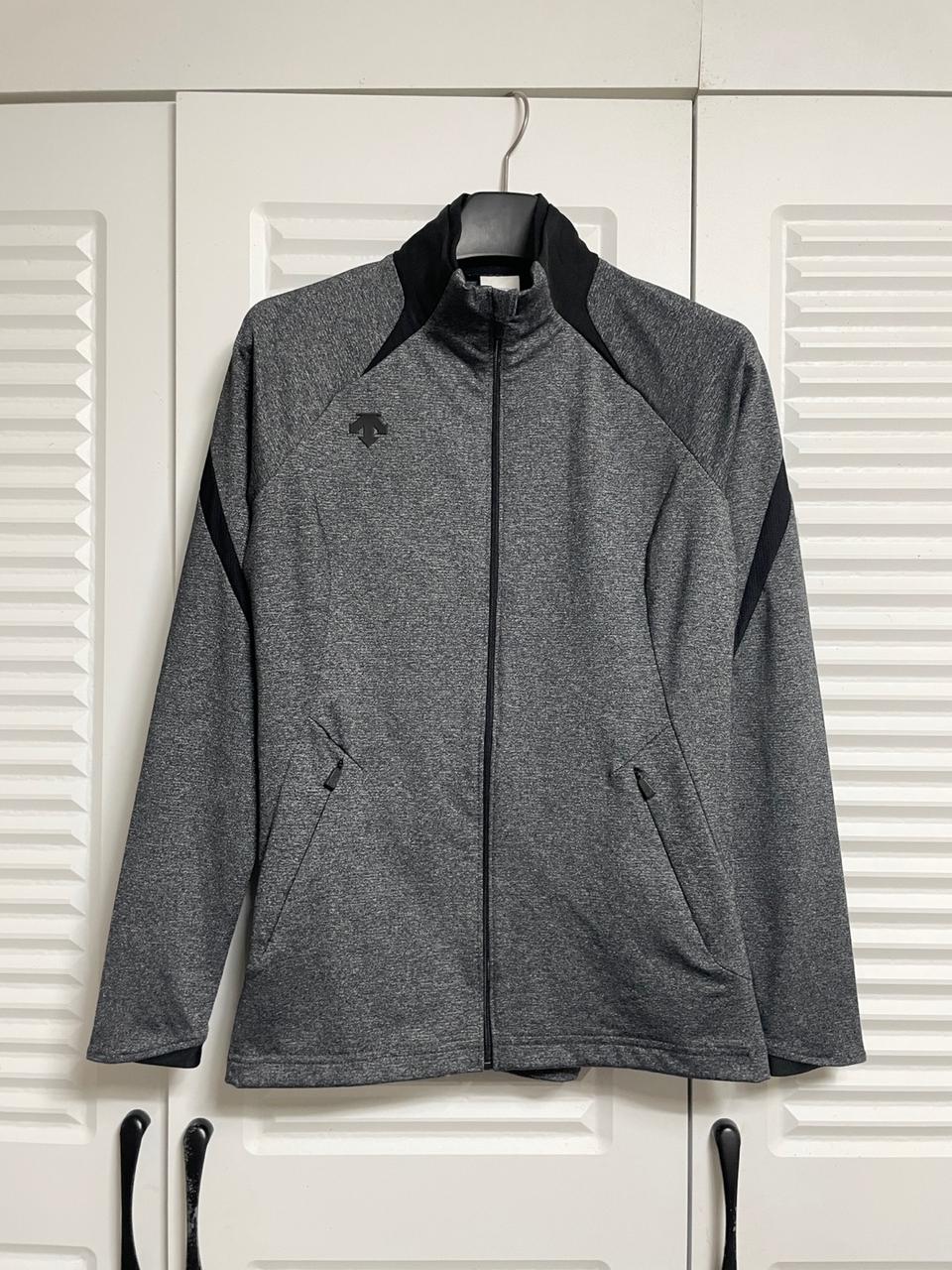 데상트 트레이닝 집업