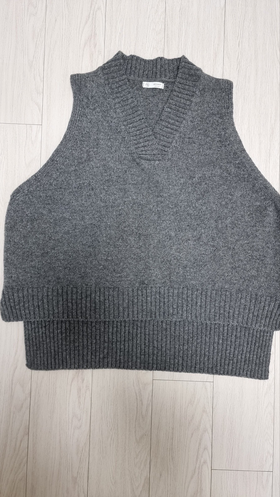 오버핏 브이넥 니트조끼 판매합니다(새상품)