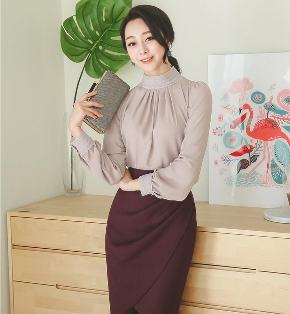 새제품.오드 쉬폰 블라우스 애쉬핑크 색상 55사이즈
