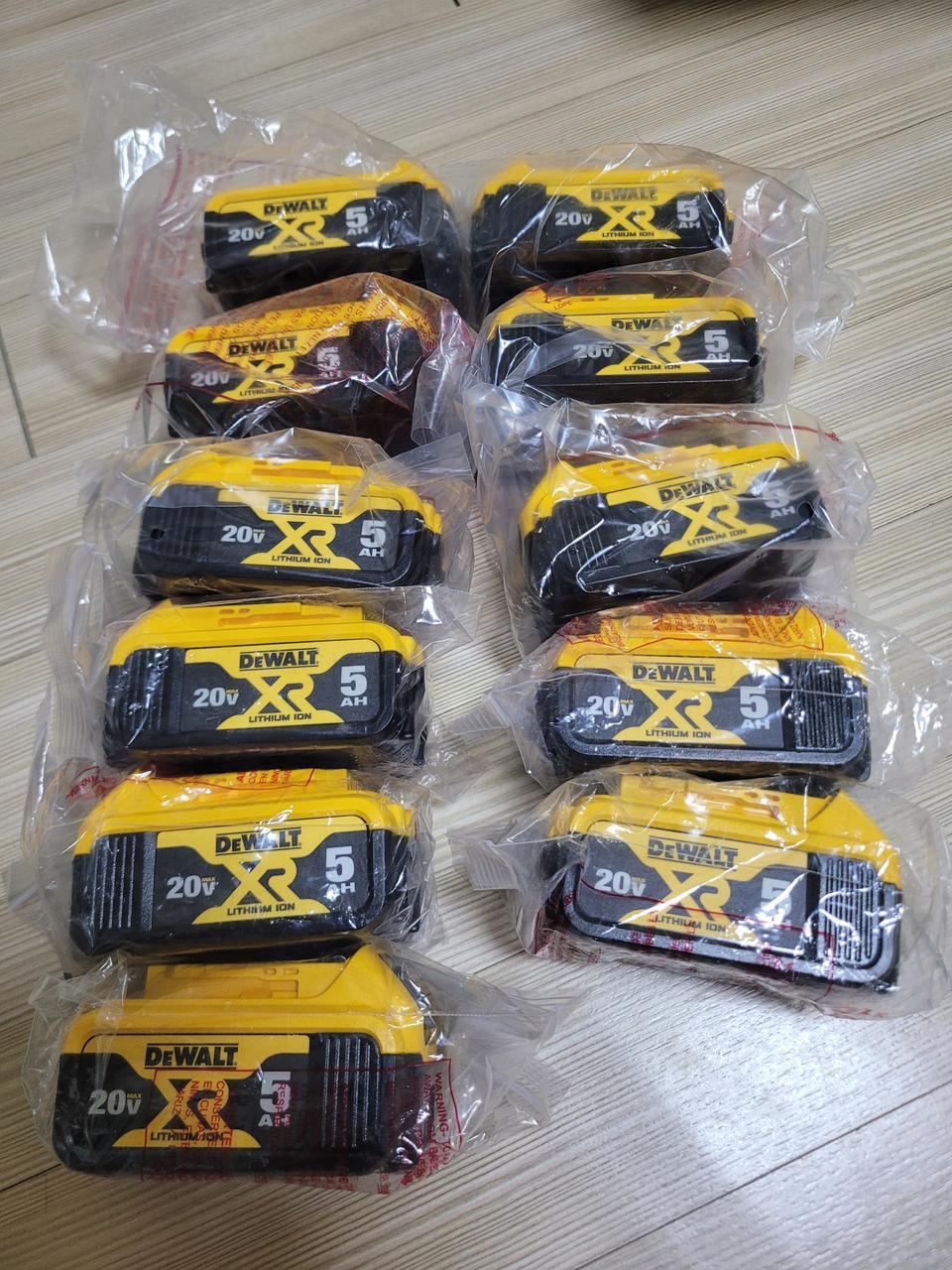 디월트 배터리팜  24년식 정품