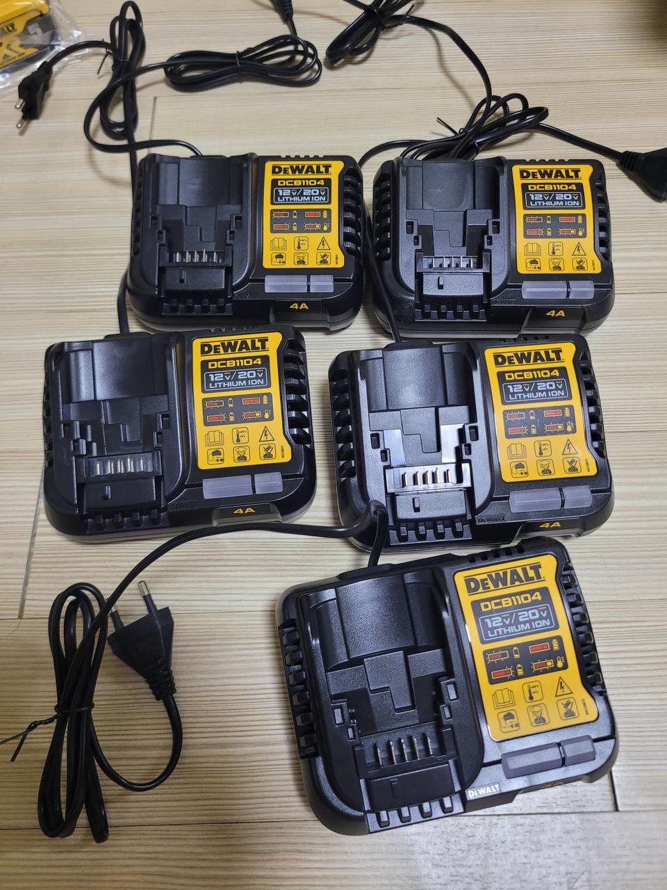 디월트  신형충전기1104   팜