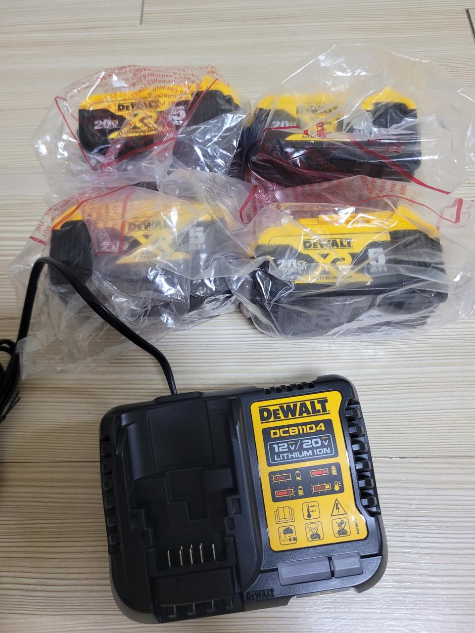 디월트 배터리 충전기팜 24년식 새제품