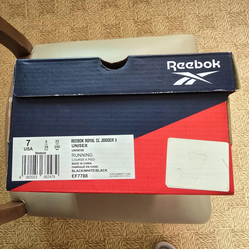 리복 로얄 클래식 조거 EF7788 팝니다.