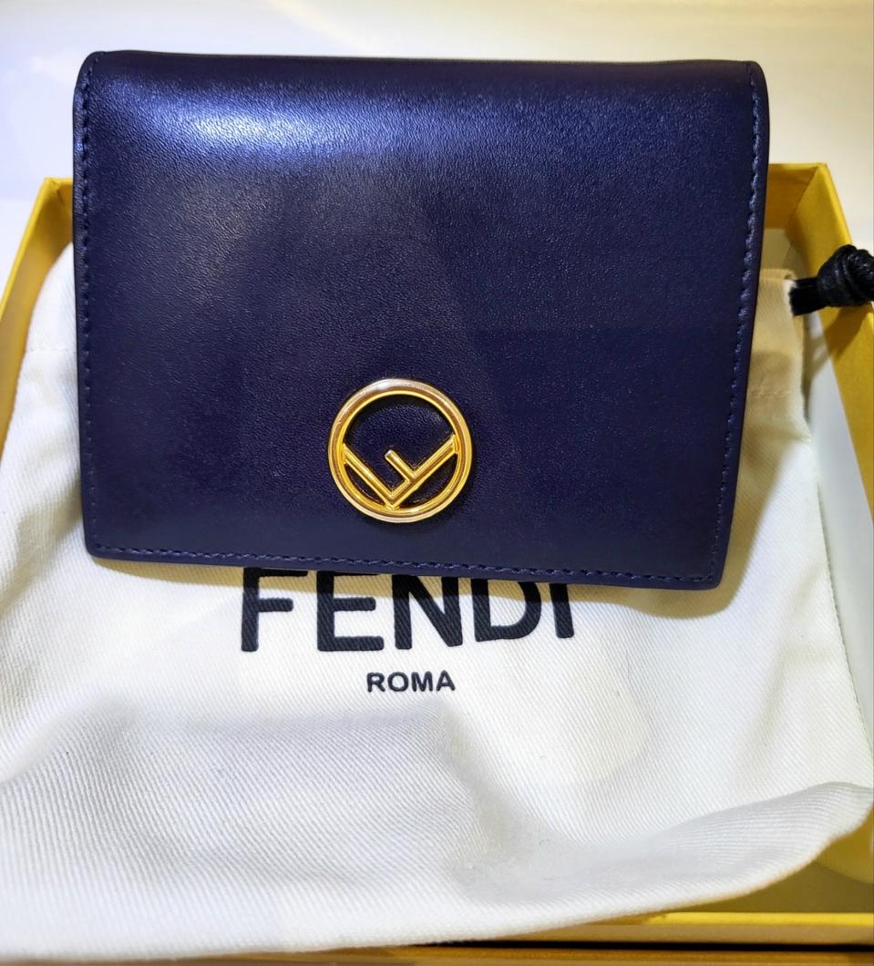 펜디 빈지갑 판매합니다.