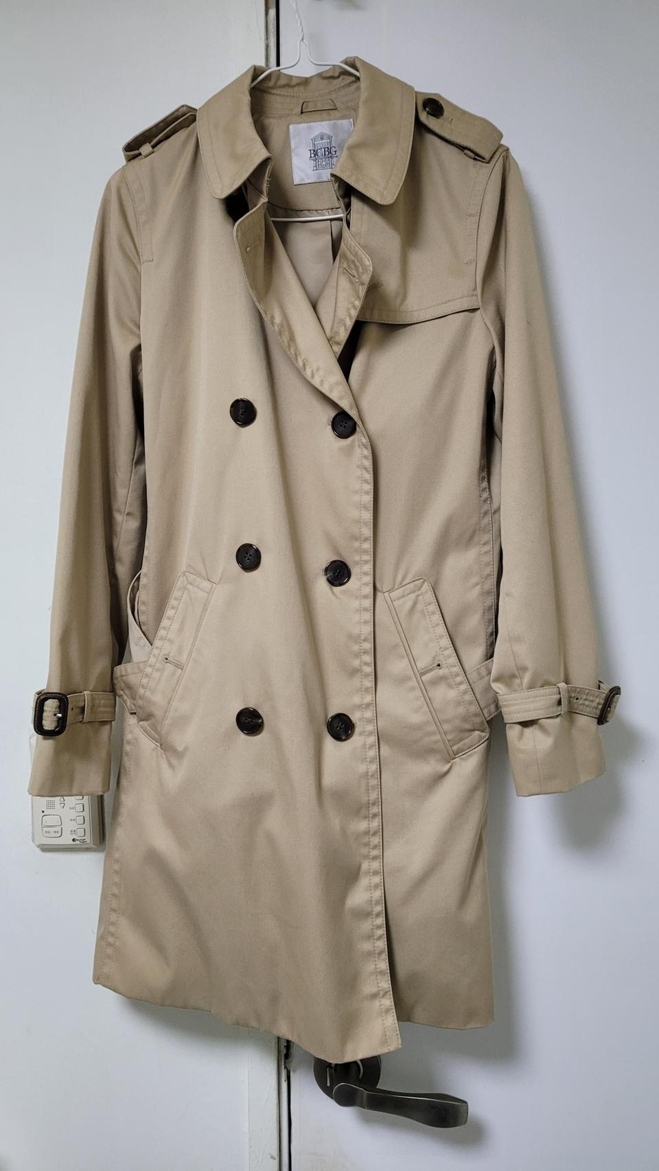bcbg 트렌치코트 입니다.한번 입고 보관했어요상태 좋습니다.85-