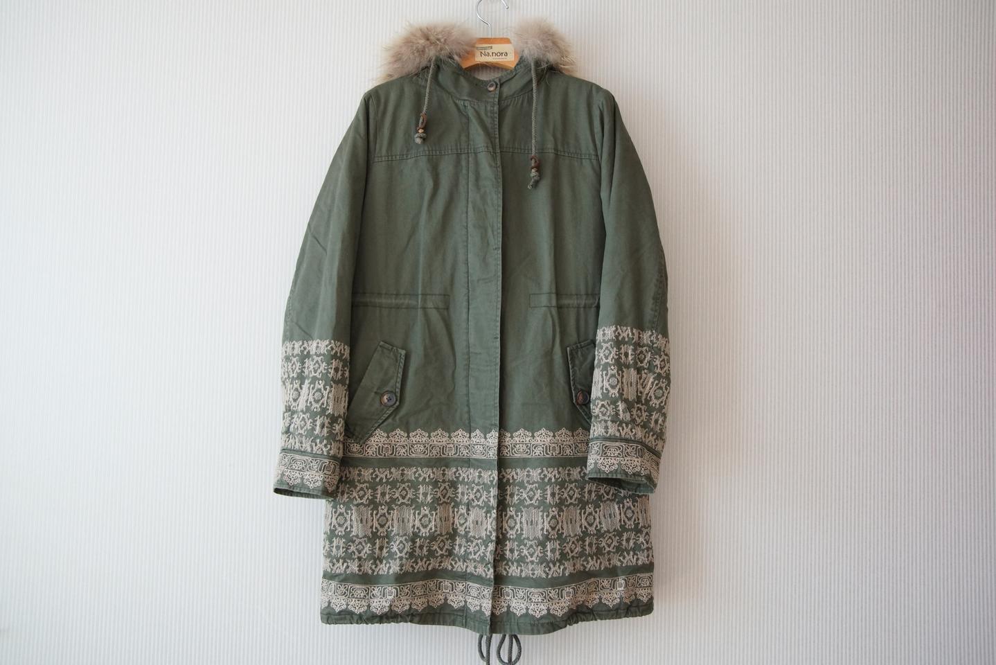 카키 자수장식 뽀글이 안감 후드 점퍼