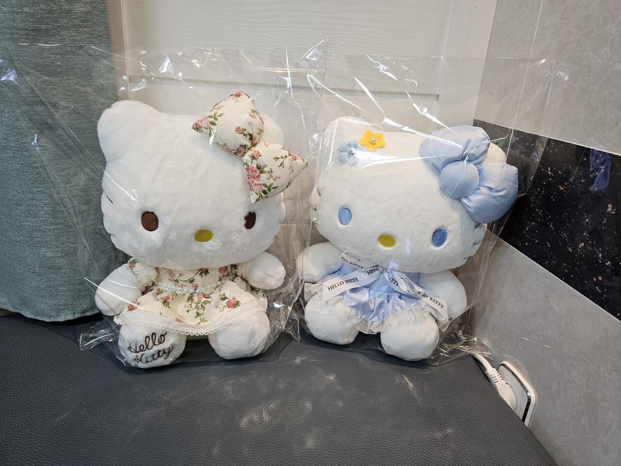 산리오 헬로키티 드레스 중대형 인형 새거 팔아요