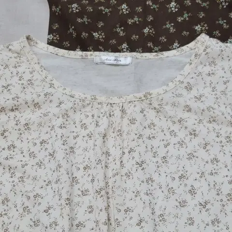 일본빈티지 아이보리 바탕 브라운 잔꽃 티셔츠 Anna Alice