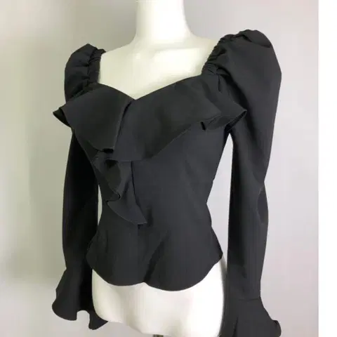 어깨 퍼프 프릴 스퀘어넥 블라우스