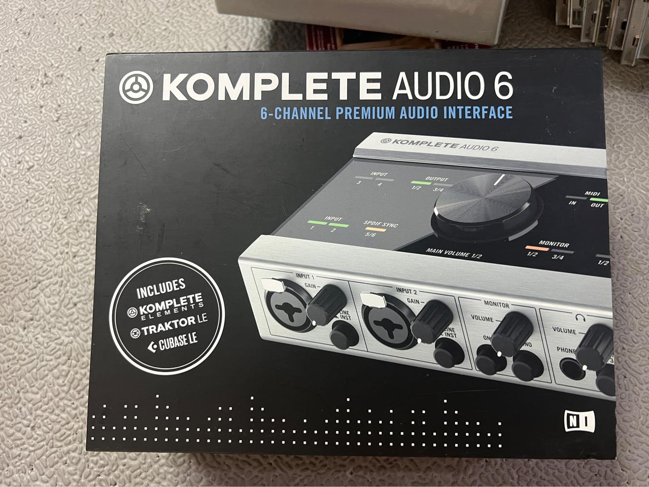 KOMPLETE AUDIO 6 인터페이스
