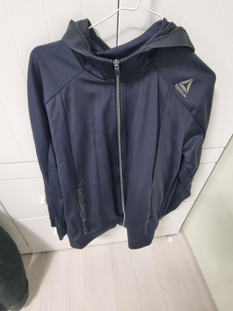 리복 트레이닝복 상의팝니다.