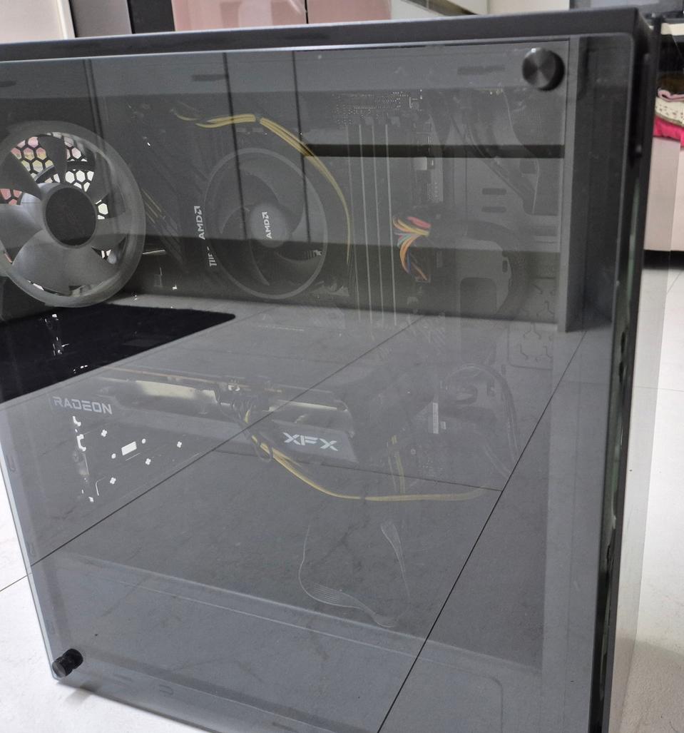 게이밍 컴퓨터 본체 팝니다!(5600x 6600 32g)