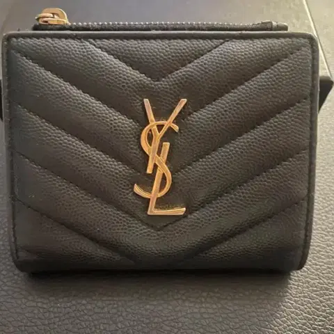 입생로랑 카산드라 마틀라쎄 반지갑 정품 금장 A급