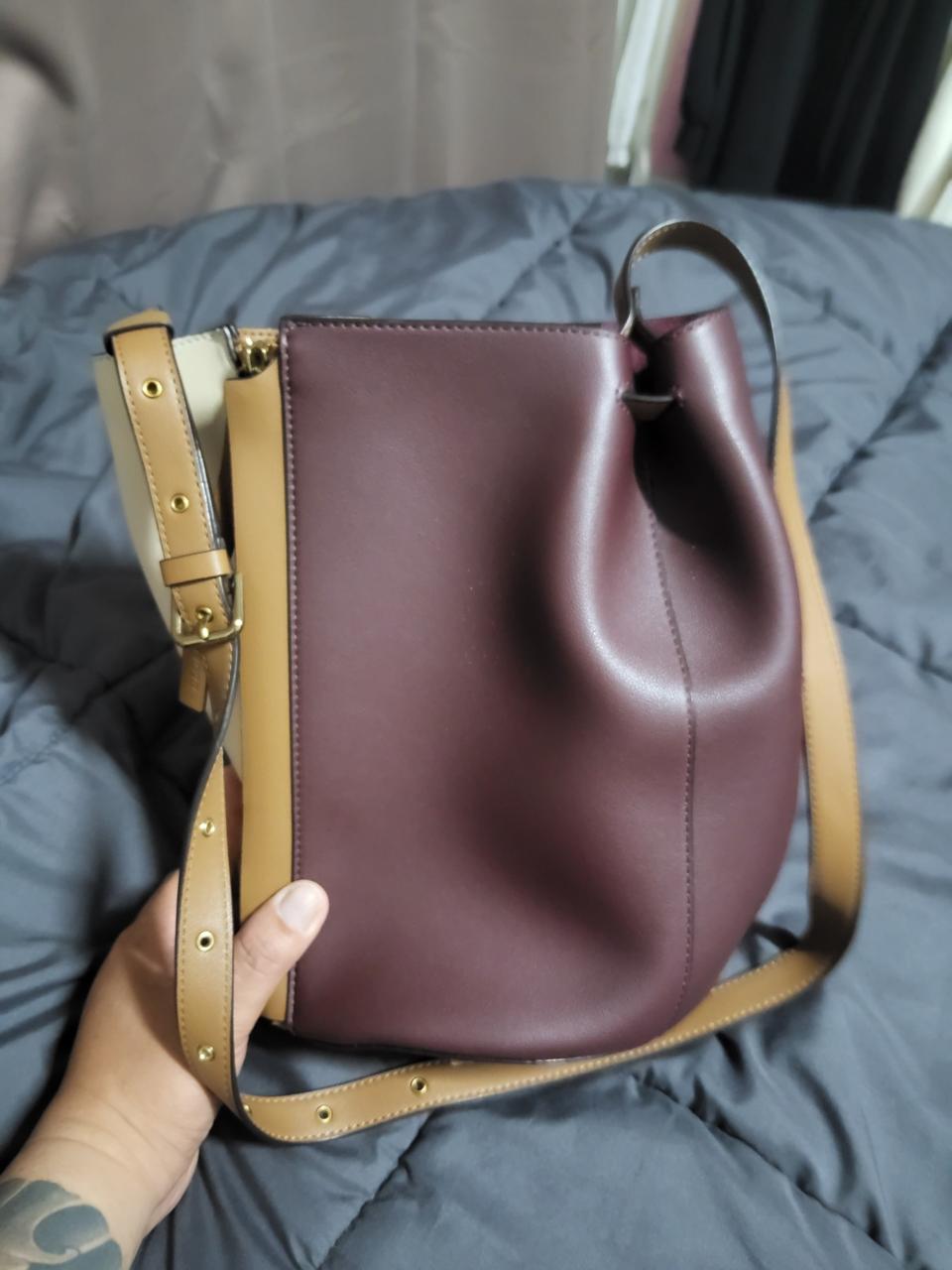 덱케 버킷백 하프백 팝니다.