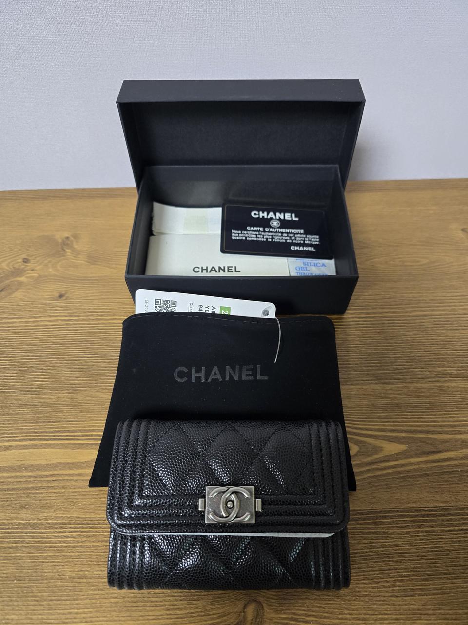 부티크온 보이 플랩 캐비어 카드홀더 판매합니다.