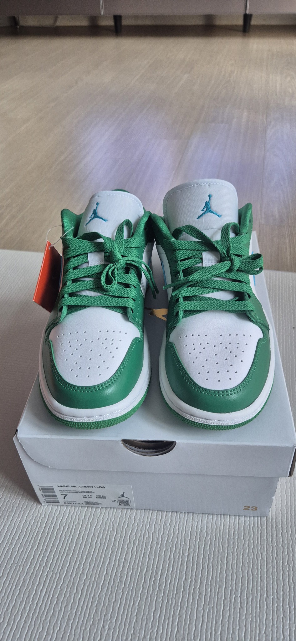 나이키 에어조던 1 럭키그린 아쿠아톤 DC0774-304 240팝니다