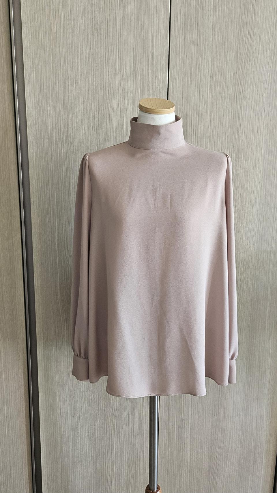 (새상품)스탠딩카라 긴소매 블라우스S 여리여리핏 베이지 블라우스