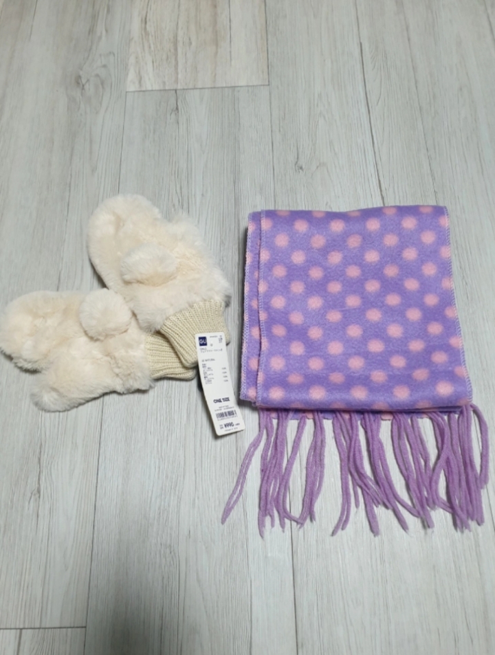 (새상품)GU(유니클로)벙어리장갑 +목도리세트 (마지막가격내림)