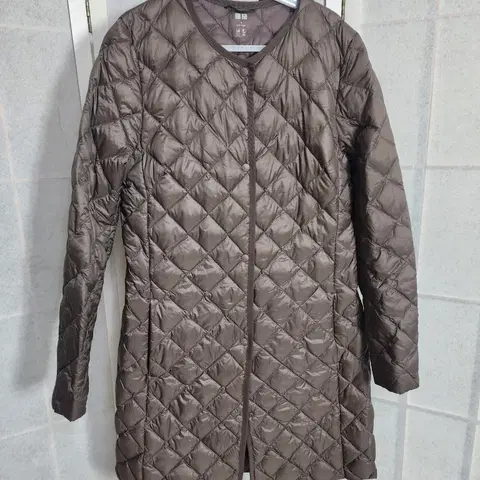 유니클로 경량패딩M 여성패딩 구스다운