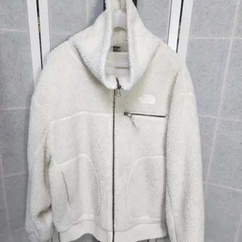 노스페이스 여성후리스 이뻐요.