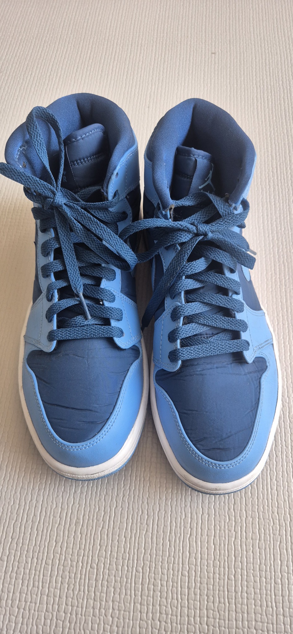 조던 1 미드 유니버시티 블루 블랙  275팝니다