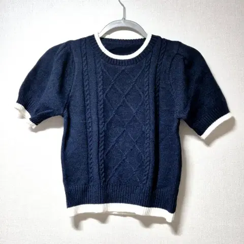 (원가이하/세일)배색 꽈배기 퍼프 반팔 니트(네이비)