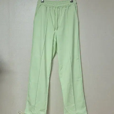 <새상품>(국내/내수)앞절개라인 밑단 스트링 투웨이 밴딩팬츠